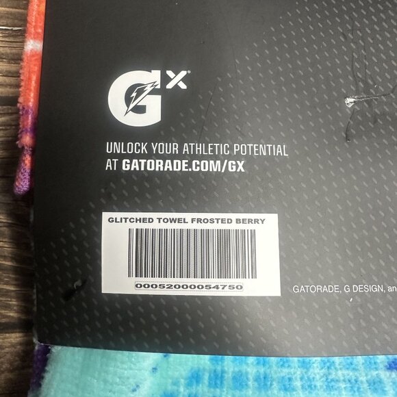NWT Gatorade Sports Towel Glitched Collection Size 16" x 25" (Frosted Berry) - Picture 11 of 11